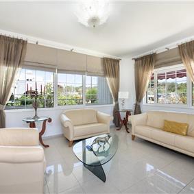 4 bedroom villa with pool close to beach on Akrotiri peninsula, sleeps 8